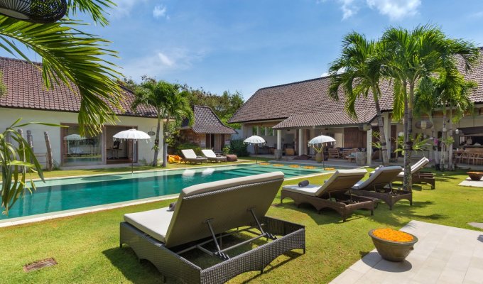 Location villa Bali Seminyak piscine privée au bord de la mer avec personnel  