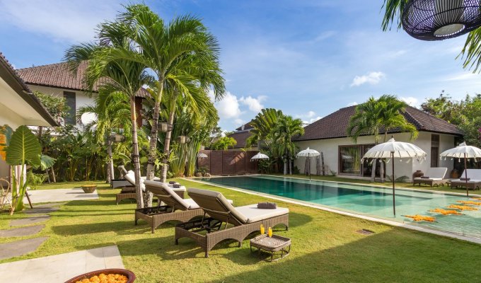 Location villa Bali Seminyak piscine privée au bord de la mer avec personnel  