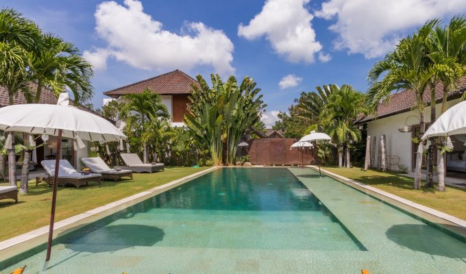 Location villa Bali Seminyak piscine privée au bord de la mer avec personnel   