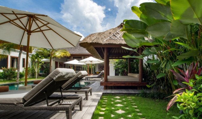 Location villa Bali Seminyak piscine privée proche de la mer avec personnel  