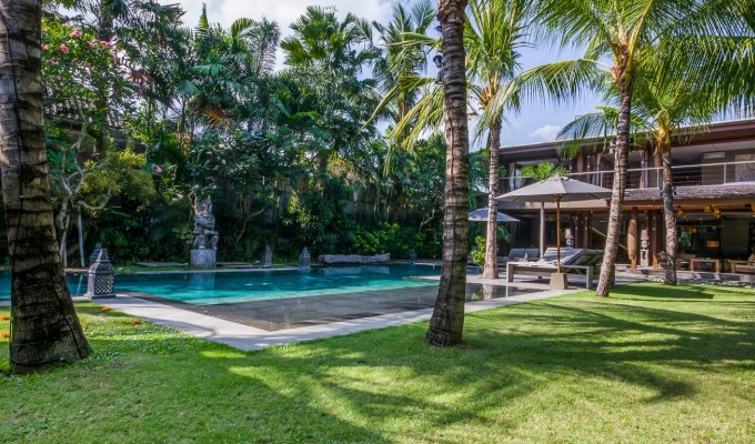 Location villa Bali Seminyak piscine privée au bord de la mer avec personnel  