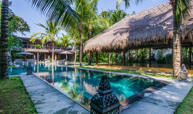 Location villa Bali Seminyak piscine privée au bord de la mer avec personnel  