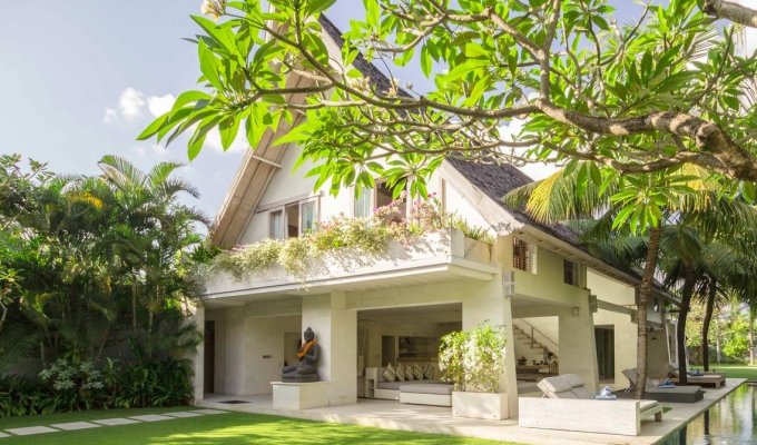 Location villa Bali Seminyak piscine privée et jacuzzi au bord de la mer avec personnel  