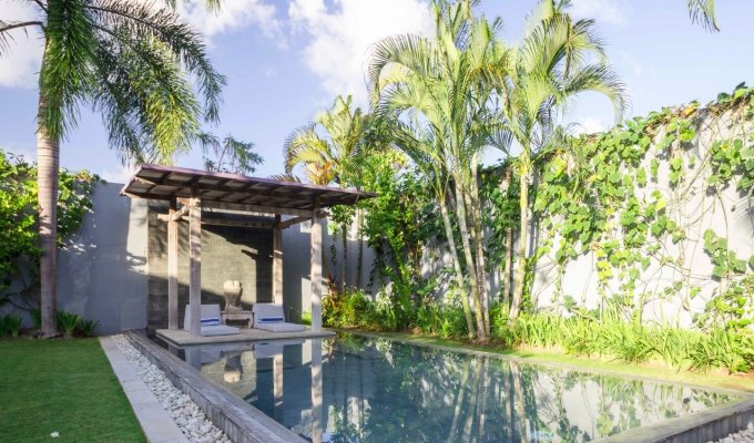 Location villa Bali Seminyak piscine privée et jacuzzi au bord de la mer avec personnel  