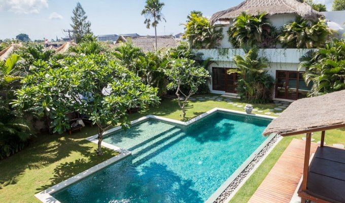 Location villa Bali Seminyak piscine privée au bord de la mer avec personnel  