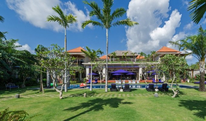 Location villa Bali Seminyak piscine privée au bord de la mer avec personnel  