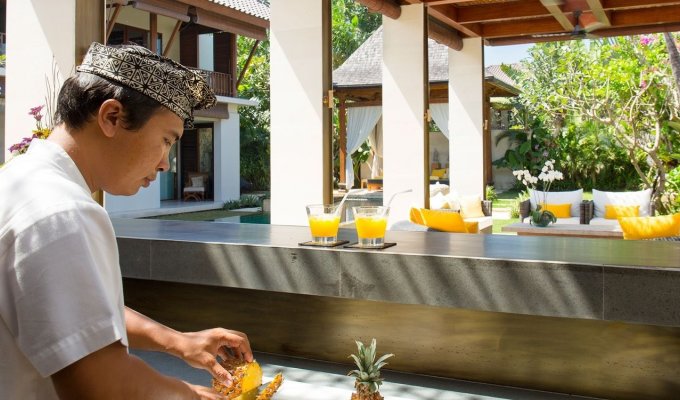 Location villa Bali Seminyak piscine privée au bord de la mer avec personnel  