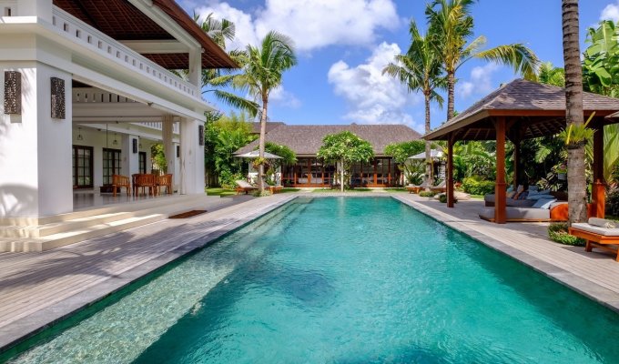 Location villa Bali Seminyak piscine privée au bord de la mer avec personnel  