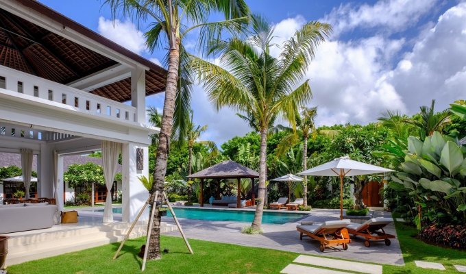 Location villa Bali Seminyak piscine privée au bord de la mer avec personnel  