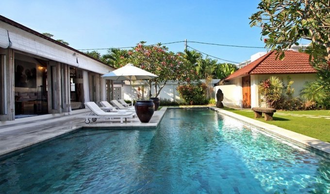 Location villa Bali Seminyak piscine privée au bord de la mer avec personnel  