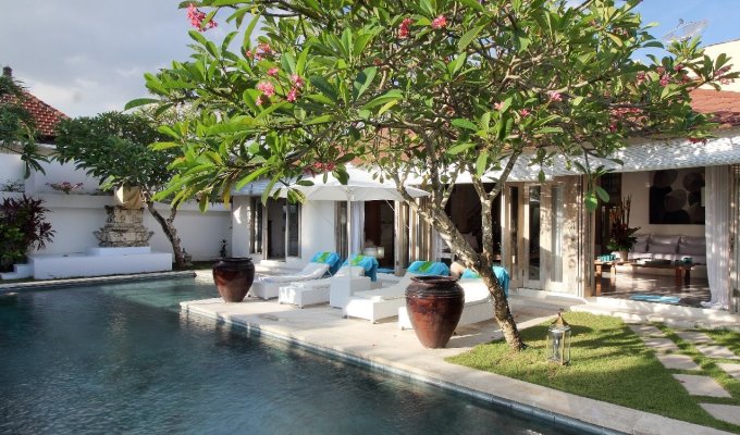 Location villa Bali Seminyak piscine privée au bord de la mer avec personnel  