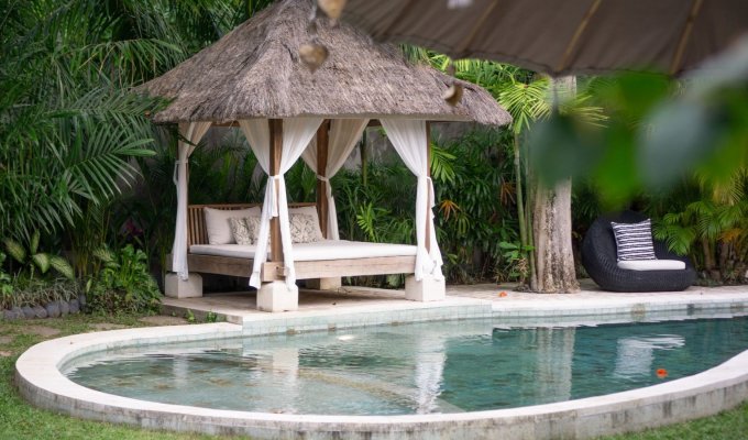 Location villa Bali Seminyak piscine privée au bord de la mer avec personnel  