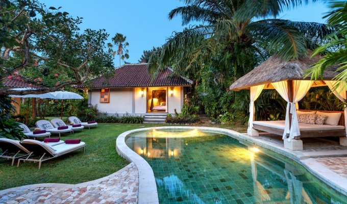 Location villa Bali Seminyak piscine privée au bord de la mer avec personnel  