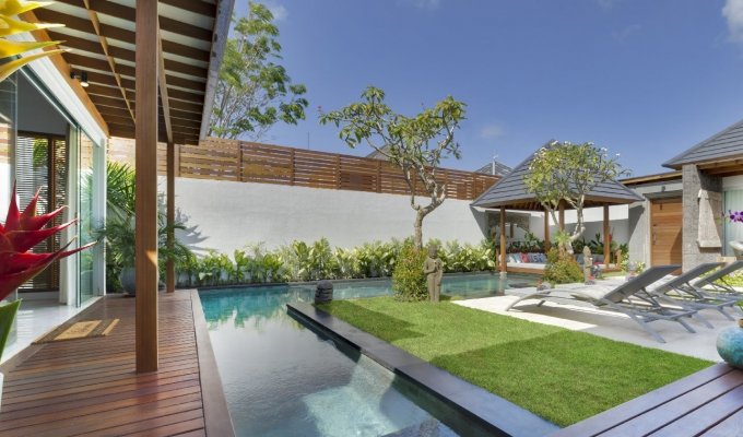 Location villa Bali Seminyak piscine privée au bord de la mer avec personnel  