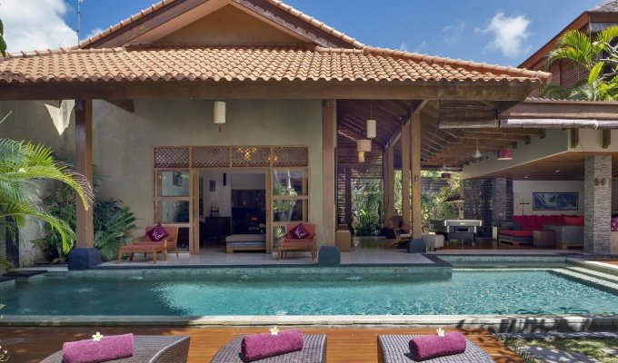 Location villa Bali Seminyak piscine privée et jacuzzi au bord de la mer avec personnel  