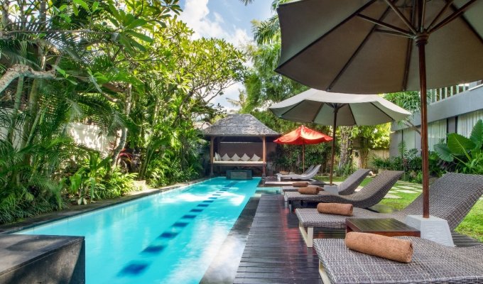 Location villa Bali Seminyak piscine privée au bord de la mer avec personnel  