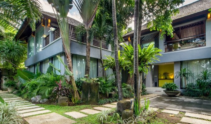 Location villa Bali Seminyak piscine privée au bord de la mer avec personnel  