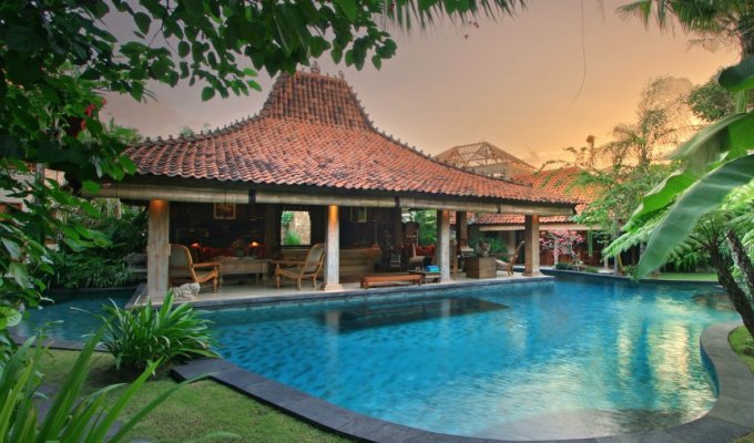 Location villa Bali Seminyak piscine privée au bord de la mer avec personnel  