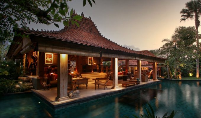 Location villa Bali Seminyak piscine privée au bord de la mer avec personnel  