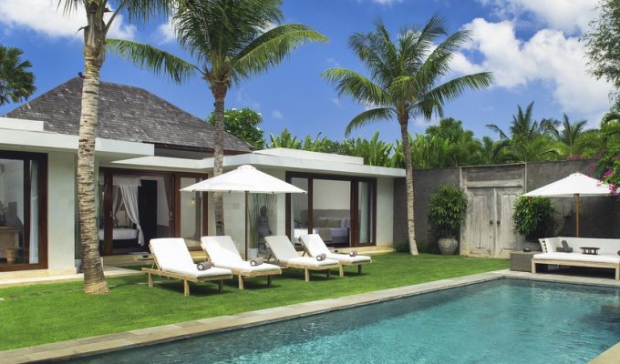 Location villa Bali Seminyak piscine privée au bord de la mer avec personnel  