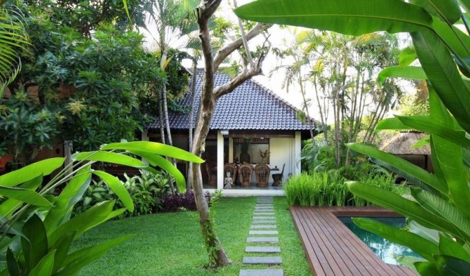 Location villa Bali Seminyak piscine privée proche de la plage avec personnel  