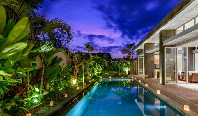 Location villa Bali Seminyak piscine privée au bord de la mer avec personnel  