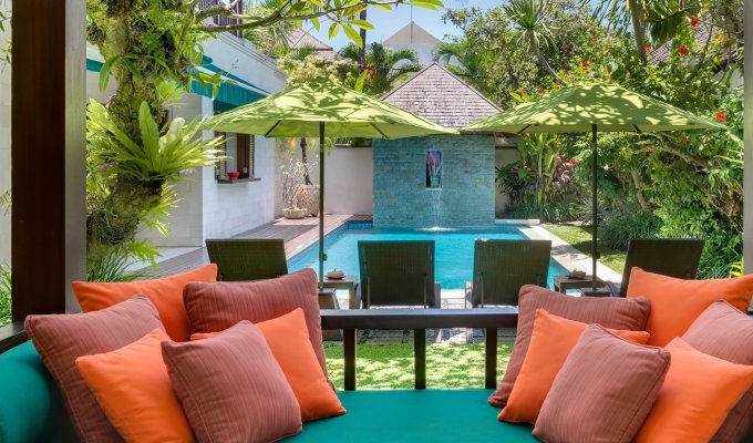 Location villa Bali Seminyak piscine privée et jacuzzi au bord de la mer avec personnel  