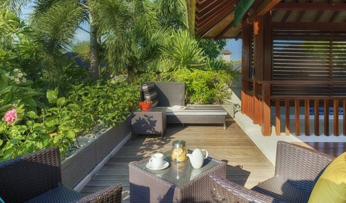 Location villa Bali Seminyak piscine privée et jacuzzi au bord de la mer avec personnel  