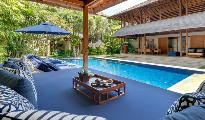 Location villa Bali Seminyak piscine privée au bord de la mer avec personnel  