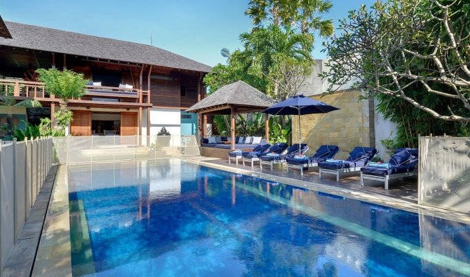 Location villa Bali Seminyak piscine privée au bord de la mer avec personnel  