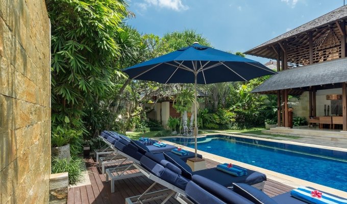 Location villa Bali Seminyak piscine privée au bord de la mer avec personnel  