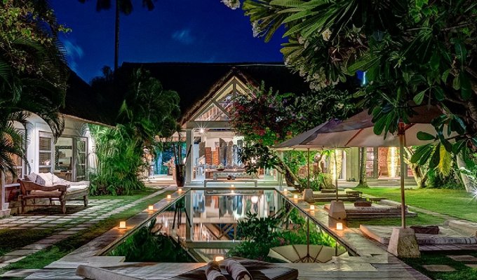 Location villa Bali Seminyak piscine privée proche de la plage avec personnel  