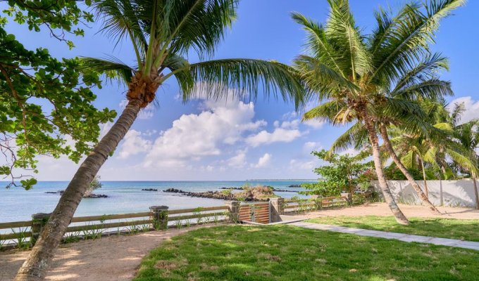Location Penthouses Ile Maurice à Trou aux Biches en bord de mer avec piscine commune et jardin tropical