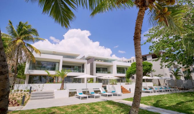 Location Penthouses Ile Maurice à Trou aux Biches en bord de mer avec piscine commune et jardin tropical