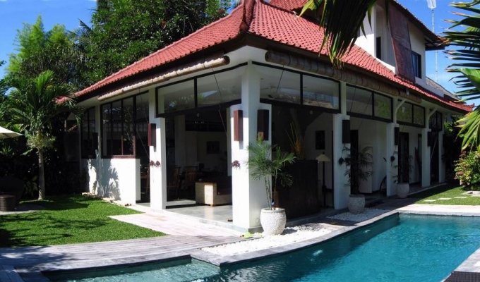 Location villa Bali Seminyak piscine privée au bord de la mer avec personnel  