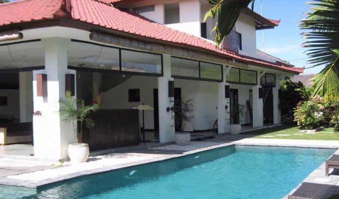 Location villa Bali Seminyak piscine privée au bord de la mer avec personnel  