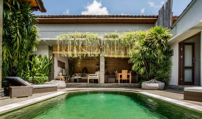 Location villa Bali Seminyak piscine privée au bord de la mer avec personnel  