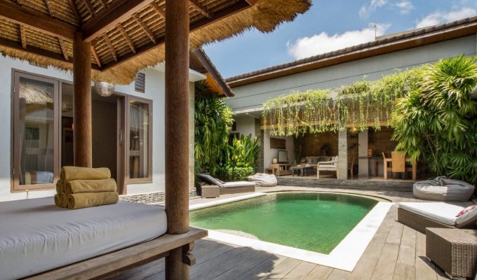 Location villa Bali Seminyak piscine privée au bord de la mer avec personnel  