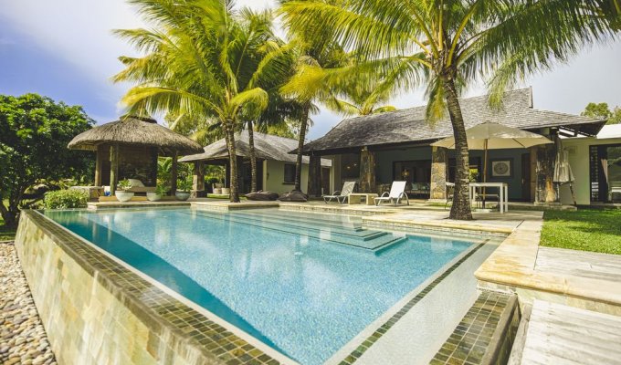 Location villa Ile Maurice pieds dans l'eau à Trou d'Eau Douce proche de l'Ile aux Cerfs