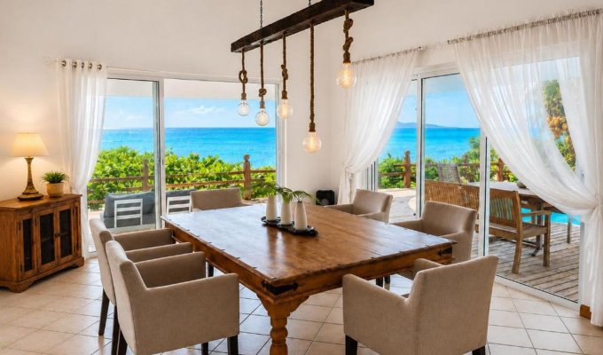 Location Villa Grand Baie sur la plage de Pointe aux Canonniers piscine & personnel Acces PMR