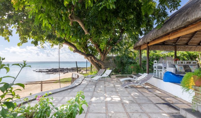 Location Villa Ile Maurice pieds dans l'eau sur la plage de Pereybere Grand Baie avec personnel