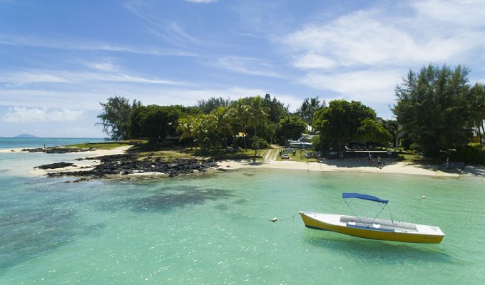 Location Villa Ile Maurice pieds dans l'eau sur la plage de Pereybere Grand Baie avec personnel