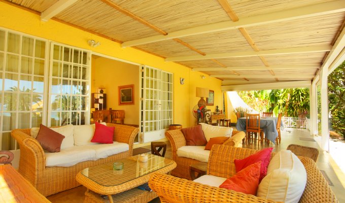 Location Villa Ile Maurice pieds dans l'eau sur la plage de Pereybere Grand Baie avec personnel