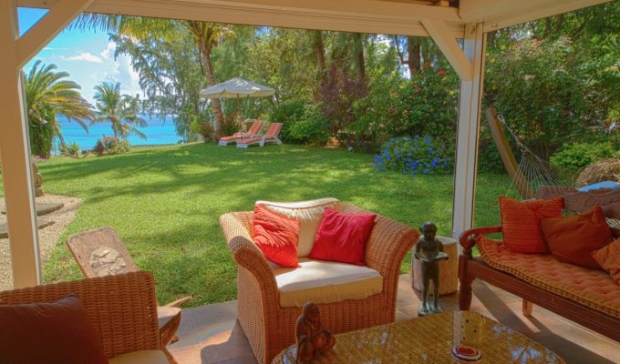 Location Villa Ile Maurice pieds dans l'eau sur la plage de Pereybere Grand Baie avec personnel