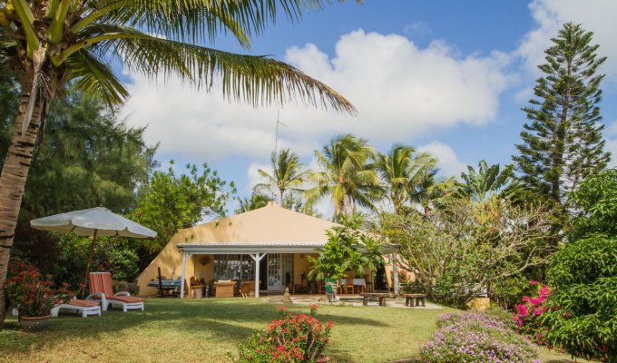 Location Villa Ile Maurice pieds dans l'eau sur la plage de Pereybere Grand Baie avec personnel