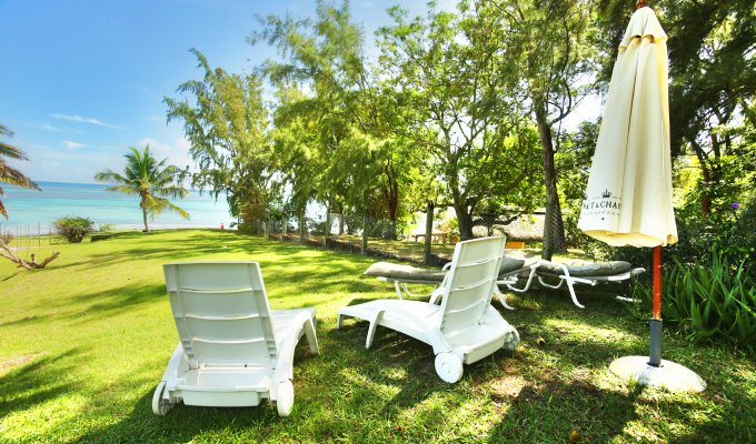 Location Villa Ile Maurice pieds dans l'eau sur la plage de Pereybere Grand Baie avec personnel