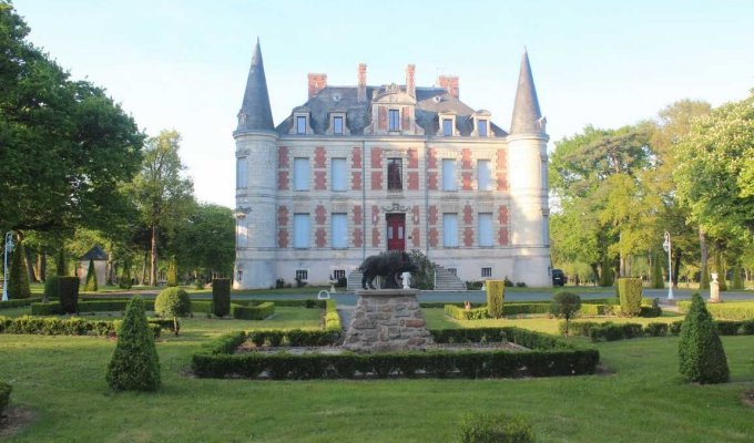 Vendee Location Chateau La Roche sur Yon avec Putting Green