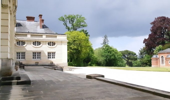 Location Aile d'un Chateau Pays de la Loire pour groupe avec piscine et terrain de tennis à disposition