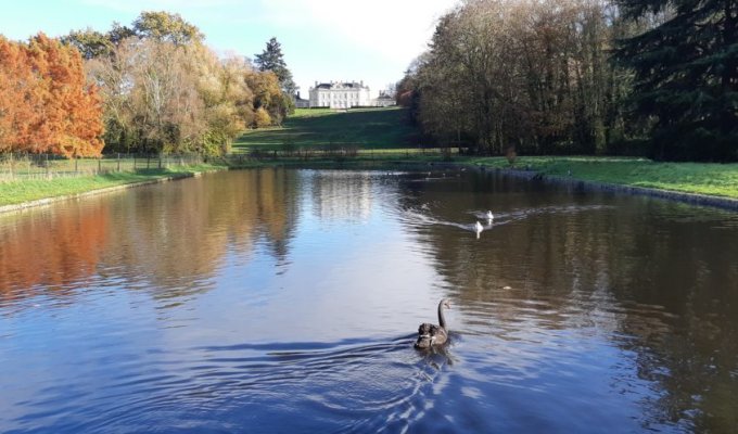 Location Aile d'un Chateau Pays de la Loire pour groupe avec piscine et terrain de tennis à disposition