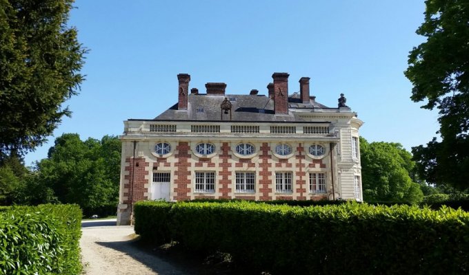 Location Aile d'un Chateau Pays de la Loire pour groupe avec piscine et terrain de tennis à disposition